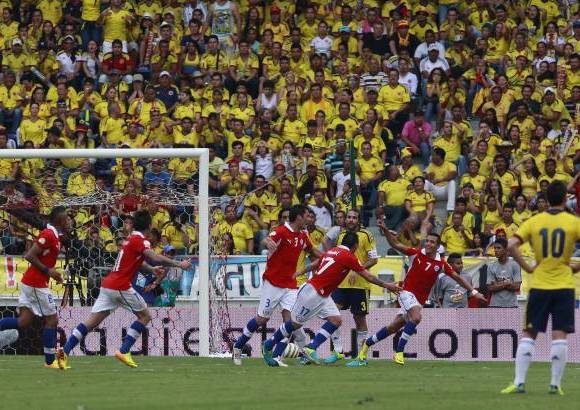 AP - Con el 0-1, Colombia no reaccion&#243; porque Chile no merm&#243; sus deseos de ir por el segundo gol, que lleg&#243; a los 21 minutos, por medio de una de las figuras del Barcelona de Espa&#241;a, Alexis S&#225;nchez, quien puso el 0-2 y la incertidumbre en los colombianos, porque a los 29 repiti&#243; para poner el 0-3 y empezar a afianzar la revancha de lo sucedido hace un a&#241;o en Santiago.