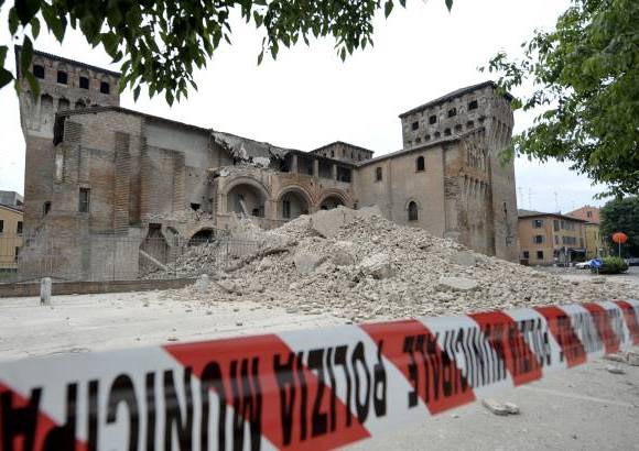 Reuters - El imponente castillo de Estense del siglo XIV y símbolo de la localidad de San Felice Sul, resultó gravemente dañado.