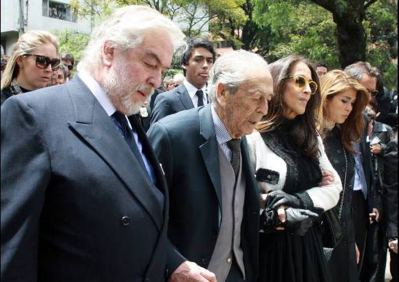 Colprensa - Don &#193;lvaro Casta&#241;o acompa&#241;ado por sus hijos Pilar y Rodrigo, en la despedida y tributo a do&#241;a Gloria Valencia, quien deja un enorme legado cultural.