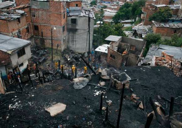 Esteban Vanegas - Al parecer, los fuertes vientos que azotaban a esa hora la ciudad ayudaron a que las llamas se propagaran r&#225;pidamente a las casas vecinas.