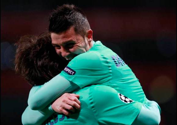 Reuters - El aporte del delantero argentino Lionel Messi se dio a los 26 con la asistencia, una pelota que filtr&#243; entre las piernas del zaguero Wojciech Szczesny, para el gol de David Villa, quien defini&#243; al quedar perfectamente perfilado en un mano a mano con el arquero rival.