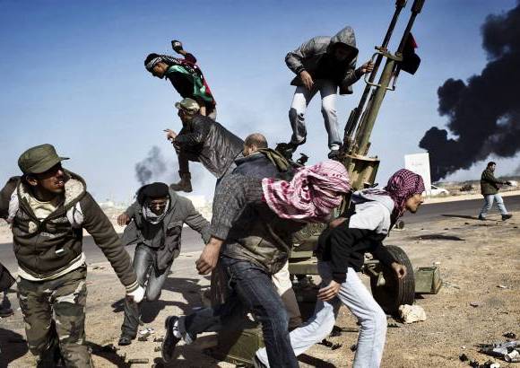 Reuters - La rusa Yuri Kozyrev, gan&#243; en la categor&#237;a de Momento noticioso con esta foto de rebeldes libios, tomada en marzo del 2011.