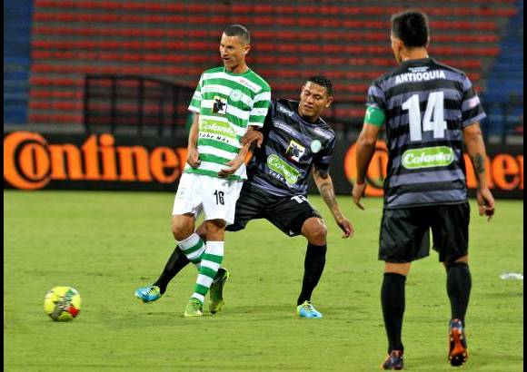Juan Antonio S&#225;nchez - A pesar de la cantidad de figuras que ofrecieron el espect&#225;culo en el D&#237;a del F&#250;tbol Antioque&#241;o, el p&#250;blico no lleg&#243; en la cantidad esperada. El partido central qued&#243; 3-2 a favor de los dirigidos por Pedro Sarmiento. Envigado e Itag&#252;&#237; empataron 0-0 y la belleza se hizo presente con las Diosas del F&#250;tbol, que participaron de la previa de los encuentros. El dinero recaudado se destinar&#225; a la Unidad de Neonatos del San Vicente de Paul.