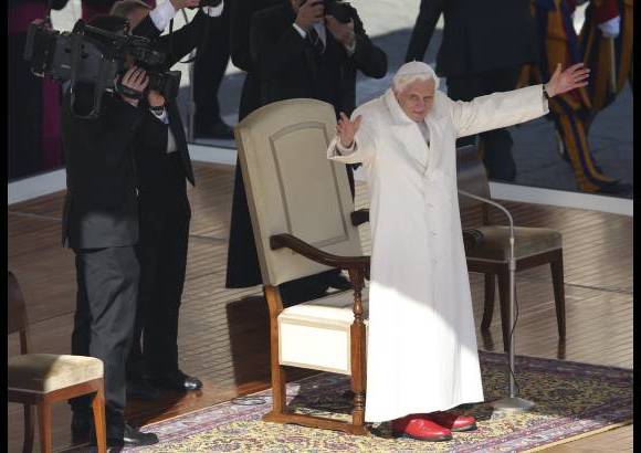 - espu&#233;s, la alocuci&#243;n del papa alem&#225;n, tan &#237;ntima, tan cercana, tan confiada con los all&#237; congregados ha sumido a los peregrinos en un profundo silencio,...