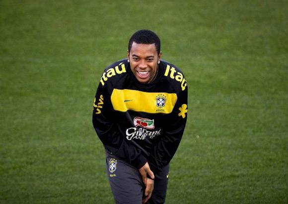Efe - Robson de Souza, mejor conocido como Robinho, el internacional brasile&#241;o que debut&#243; con la selecci&#243;n de su pa&#237;s el 13 de junio de 2003, ser&#225; el estandarte dele quipo Restos del Mundo. Robinho juega actualmente para el Mil&#225;n italiano.