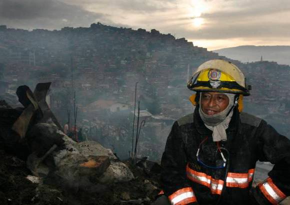 Esteban Vanegas - Ocho m&#225;quinas y 50 hombres del cuerpo de bomberos de Medell&#237;n lucharon durante tres horas para controlar las llamas.