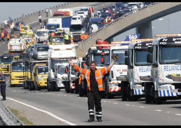 Reuters - Un trabajador del grupo de rescate trata de organizar las gr&#250;as que participaron en la atenci&#243;n del siniestro.