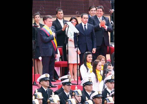 Colprensa - Armando Bennedeti fue quien tom&#243; el juramento a Juan Manuel Santos.