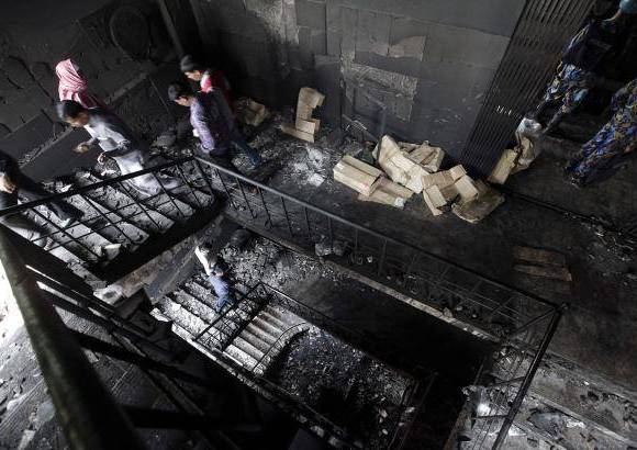 AP - M&#225;s de un centenar de muertos y por lo menos 120 heridos es el balance del incendio que se desat&#243; en una f&#225;brica textil de Dacca, Bangladesh.