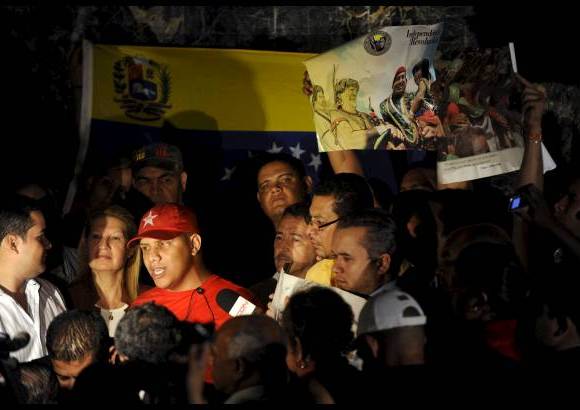 Reuters - Los partidarios del presidente venezolano en Rep&#250;blica Dominicana en Venezuela sostienen un cartel con la imagen de Ch&#225;vez en el Parque Bol&#237;var, en Santo Domingo.