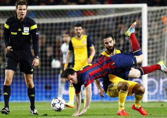 FOTO AFP - El juego fuerte del Atl&#233;tico de Madrid hizo que cuatro jugadores colchoneros vieran la tarjeta amarilla.
