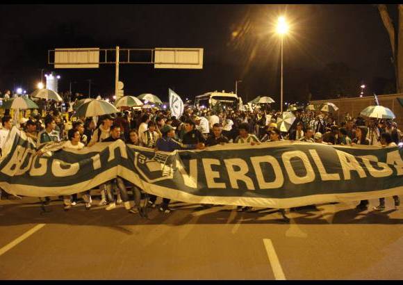 Colprensa - Y la promesa se cumpli&#243;, sobre las 8:00 de la noche, el elenco verdolaga sali&#243;, no sin antes de detenerse y agradecer desde la ventana, el apoyo y la energ&#237;a de la hinchada capitalina que, sin importar las horas, aguard&#243; pacientemente para ver a sus jugadores.