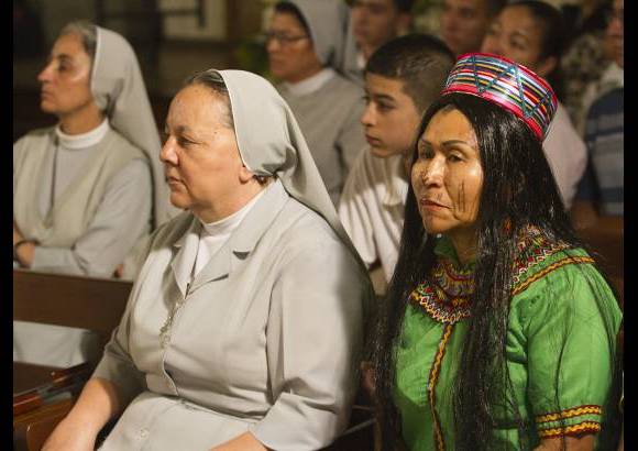 Edwin Bustamante - Las personas esperaron con emoci&#243;n que la Madre Laura fuera proclamada santa.