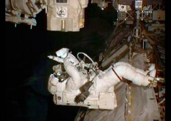 Reuters - Fincke, uno de los astronautas más experimentados de la Nasa, tuvo que conformarse con una lubricación parcial, debido a que los pernos que sostienen las cubiertas de la articulación enorme comenzaron a salirse de manera imprevista.