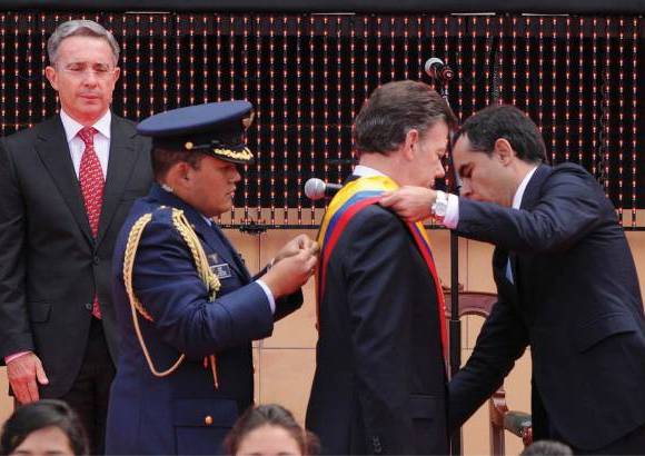 Colprensa - El presidente del Senado, Armando Benedetti fue quien puso la banda presidencial a Juan Manuel Santos.