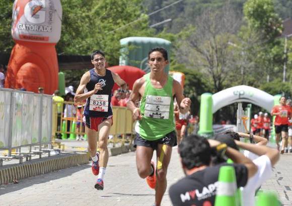 Esteban Jaramillo y Sebasti&#225;n Salazar - M&#225;s de 10 mil competidores se dieron cita en esta hist&#243;rica cita deportiva que se corr&#237;a en las modalidades de 5, 10, 21 y 42 kil&#243;metros.