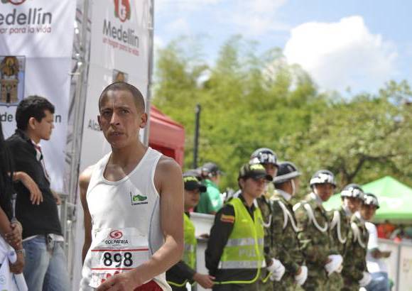 Esteban Jaramillo y Sebasti&#225;n Salazar - M&#225;s de 10 mil competidores se dieron cita en esta hist&#243;rica cita deportiva que se corr&#237;a en las modalidades de 5, 10, 21 y 42 kil&#243;metros.