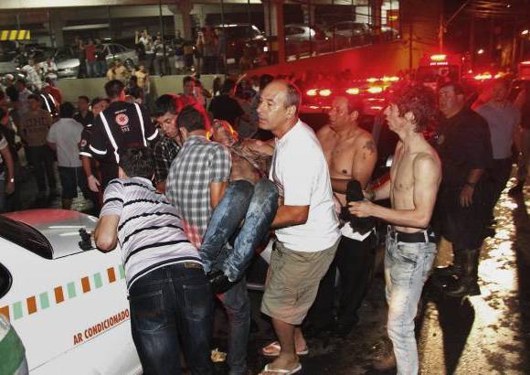 - a polic&#237;a a&#250;n no ha podido establecer cu&#225;ntas personas estaban en el establecimiento en el momento de la tragedia, pero diferentes versiones indican que el n&#250;mero era entre 1.000 y 2.000.