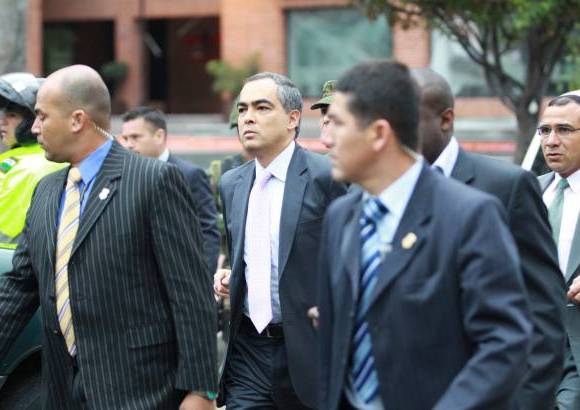 Ra&#250;l Palacios, Colprensa - El ministro de Defensa, Rodrigo Rivera, ssegur&#243; que la amenaza de los violentos nunca ha desaparecido en Colombia y pidi&#243; a los bogotanos y colombianos seguir con la cotidianidad y no dejarse amedrentar de los terroristas.