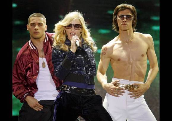 Foto Reuters - Madonna, muy discotequera, durante una actuaci&#243;n en el Festival de M&#250;sica y Artes de Coachella Valley, en Indio, California, Estados Unidos, el 30 de abril de 2006.
