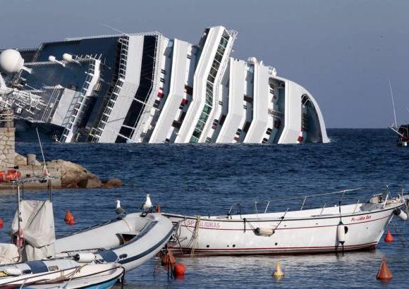 AP - Los italianos contaron c&#243;mo vieron a muchas personas arrojarse a las fr&#237;as aguas del Tirreno.