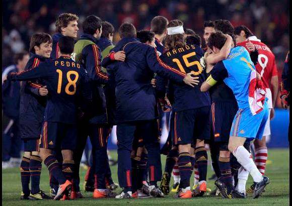 Reuters - El abrazo de los espa&#241;oles al finalizar el compromiso.