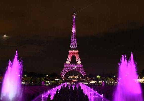 AFP - La Torre Eiffel tambi&#233;n se ilumin&#243; de rosa, en honor al Mes Nacional de Concientizaci&#243;n sobre el C&#225;ncer de Mama.