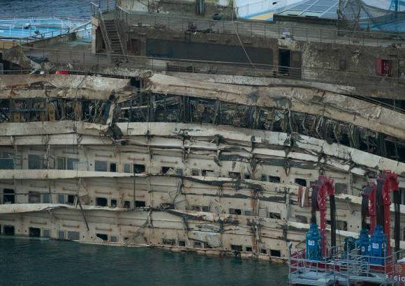 AP - Ahora la atención se concentra ahora en el lado estribor del casco que, aunque no hay fracturas, se encuentra bastante deformado, lo que añadirá dificultad a la instalación de los 15 cajones (flotadores-estabilizadores), que servirán para reflotar el barco y poder trasladarlo.