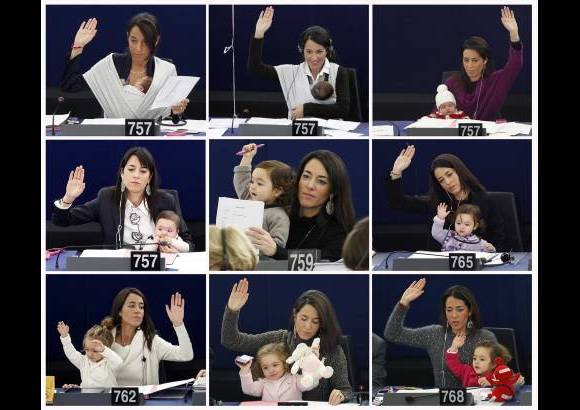 Reuters - La parlamentaria italiana Licia Ronzulli ha ido varias veces a las sesiones de votación en el Parlamento Europeo con su hija. Esta seguidilla de imagenes fue hecha con fotografías tomadas de 2010 a 2013.