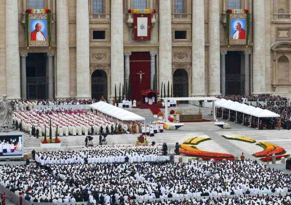 FOTO REUTERS - El Papa Francisco declaró santos a sus dos predecesores Juan XXIII y Juan Pablo II ante unas 800.000 personas.