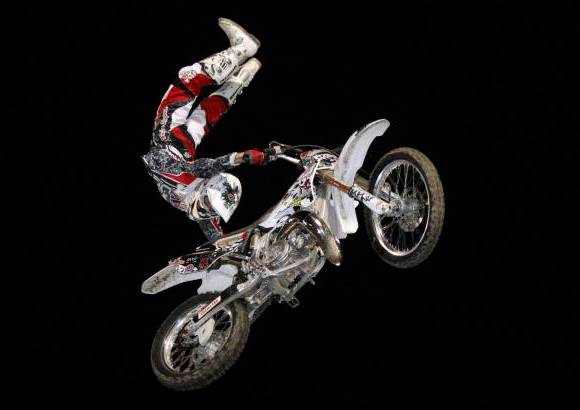 Jaime Pérez - Sebastián "Tatán" Mejía y Dúber el "Pollo" Restrepo, se encargaron por Colombia de ponerle el dramatismo en las motos con saltos mortales y espectaculares figuras en el aire.