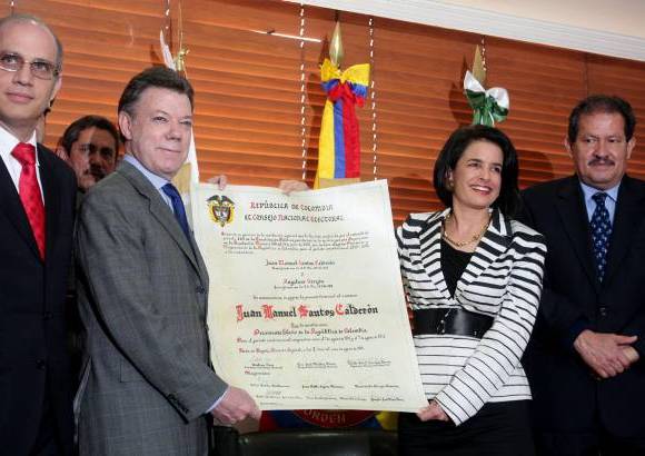Colprensa-Christian Castillo M. - Adelina Covo fue quien entreg&#243; las credenciales a Juan Manuel Santos y a Angelino Garz&#243;n, como presidente y vicepresidente, respectivamente.