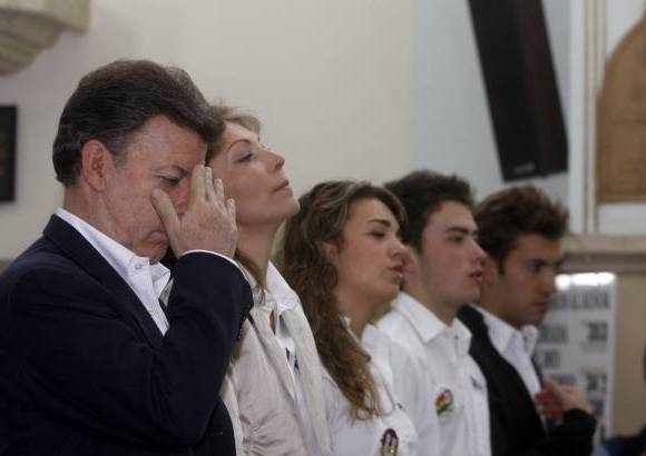 Foto Luis Eduardo Noriega-Colprensa - El candidato presidencial por el partido de la U, Juan Manuel Santos, asisti&#243; a misa en la iglesia de la Milagrosa acompa&#241;ado por toda su familia.