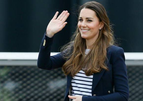 FOTOS AP - La duquesa de Cambridge, Catalina, visit&#243; este viernes el Parque Ol&#237;mpico de Londres y demostr&#243; su buena forma f&#237;sica jugando un partido de voleibol pese a llevar unos zapatos de tac&#243;n alto, en su primer compromiso en solitario tras haber dado a luz.