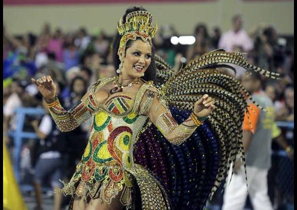 Reuters - Luiza Brunet fue una de las estrellas de la escuela de samba Imperatriz, en la primera noche en el Samb&#243;dromo del Carnaval de R&#237;o de Janeiro.