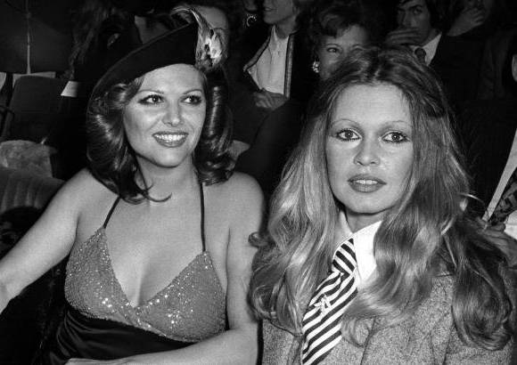AFP - Imagen captada el 17 de diciembre 1971. Brigitte Bardot (der.) y Claudia Cardinale (izq.) en la Premiere de la pel&#237;cula &quot;Les Petroleuses&quot; (La leyenda de Frenchie King), en Par&#237;s.