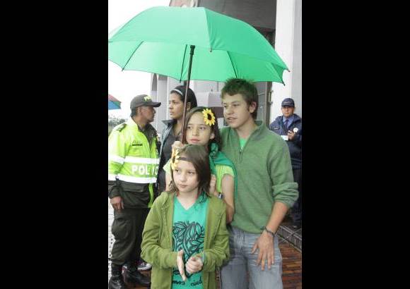 Ra&#250;l Palacios-Colprensa - Los hijos de Mockus acompa&#241;aron a su pap&#225; a votar.