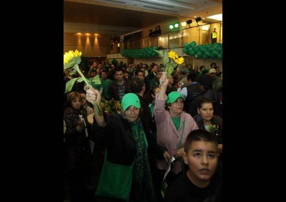 Colprensa - Con girasoles y bombas verdes los seguidores de Mockus acompa&#241;aron a su candidato en el discurso en el que acept&#243; la victoria de Juan Manuel Santos.