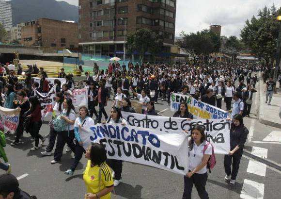 Colprensa - Desde la Plaza de Bolívar en Bogotá, sitio de concentración de las protesta se dio inicio a la llamada Semana de la Indignación.