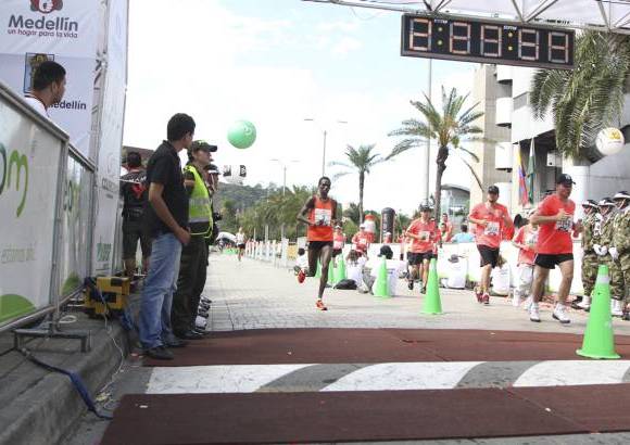 Esteban Jaramillo y Sebastián Salazar - Más de 10 mil competidores se dieron cita en esta histórica cita deportiva que se corría en las modalidades de 5, 10, 21 y 42 kilómetros.