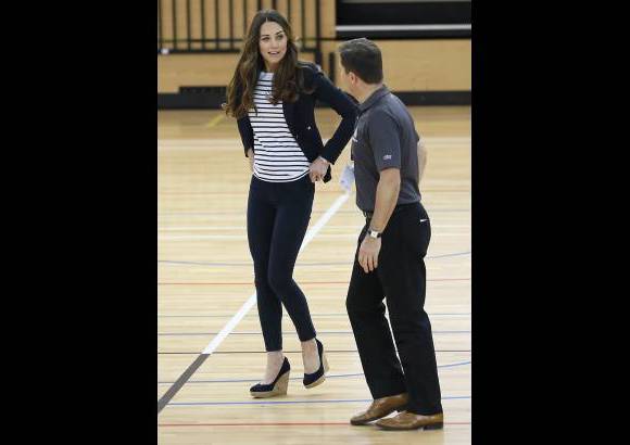 FOTOS AP - La esposa del pr&#237;ncipe Guillermo escogi&#243; para la ocasi&#243;n una camiseta blanca con rayas negras, una chaqueta oscura de Ralph Lauren, unos pantalones ajustados y unos zapatos de la marca brit&#225;nica Russell & Bromley.