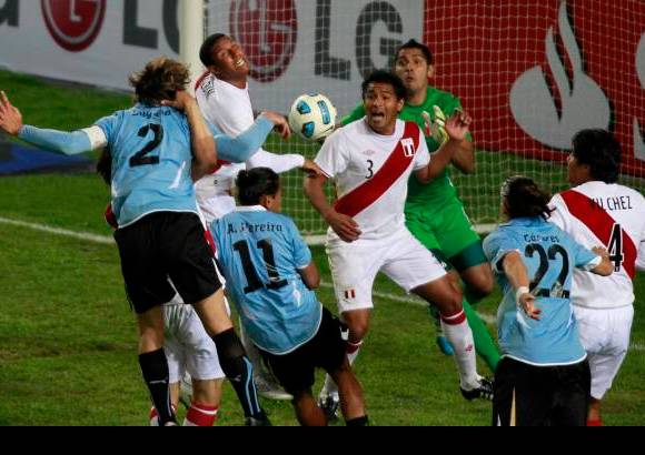 AP - Per&#250; jug&#243; con un hombre menos los 22 &#250;ltimos minutos por la expulsi&#243;n de su volante Juan Vargas, que recibi&#243; una tarjeta roja directa por pegarle un codazo a Sebasti&#225;n Coates.