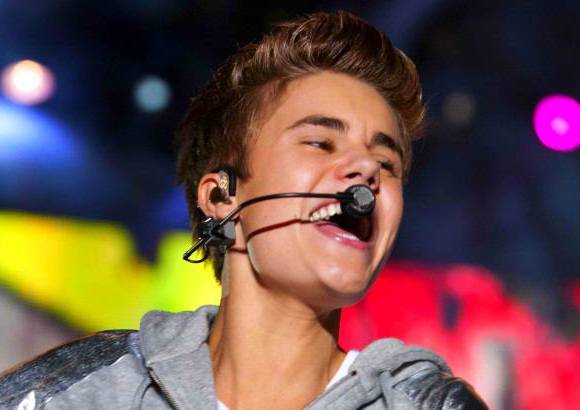 AP - El cantante canadiense Justin Bieber rebas&#243; finalmente las expectativas al reunir el pasado lunes a unas 210.000 personas en un recital gratuito en el Z&#243;calo de Ciudad de M&#233;xico, inform&#243; la Secretar&#237;a de Protecci&#243;n Civil de la capital mexicana.