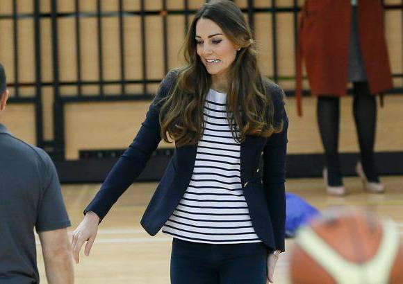 FOTOS AP - La duquesa visti&#243; un traje muy parecido al que llev&#243; cuando visit&#243; las mismas instalaciones el pasado a&#241;o, coincidiendo con la celebraci&#243;n de los Juegos Ol&#237;mpicos en la capital brit&#225;nica, recordaron los medios locales.