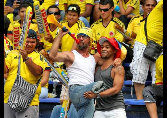 FOTO JUAN ANTONIO SÁNCHEZ - Nada fue impedimento para la fiesta en el Metropolitano. La consigna: Colombia somos todos.