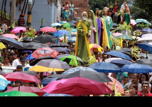 Foto Jaime P&#233;rez - La lluvia no fue un impedimento para ir a la procesi&#243;n de ramos en Medell&#237;n.