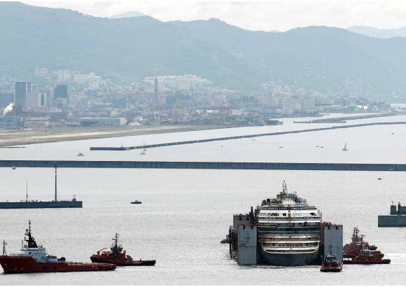 AFP - Tras su llegada al puerto, los responsables del proyecto del Concordia procedieron a su amarre, un proceso que dur&#243; cerca de cuatro horas.