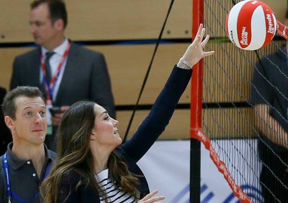 FOTOS AP - &quot;Ha jugado con tacones, es impresionante&quot;, se&#241;al&#243; uno de los jugadores, que elogi&#243; la habilidad de la duquesa para jugar a voleibol y el &quot;privilegi&#243; y honor&quot; de haber compartido cancha con ella.