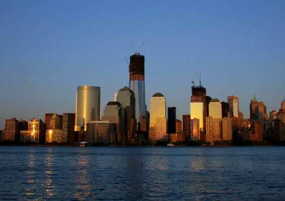 Reuters - Nueva York le dio la bienvenida este lunes al rascacielos m&#225;s alto de la ciudad, el principal edificio del nuevo World Trade Center (WTC).