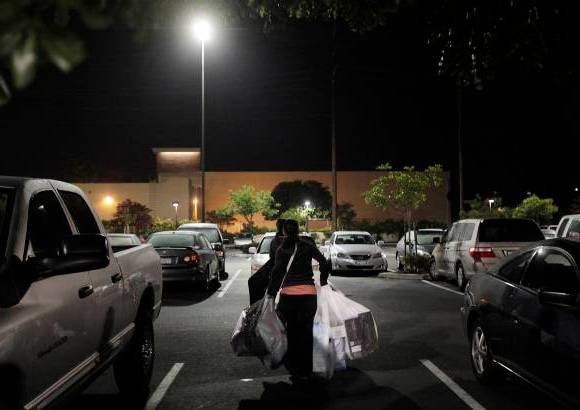AP - Precisamente para animar a los consumidores, las principales grandes superficies del pa&#237;s, como Best Buy, Kmart, WalMart, Old Navy o Macy&#39;s, y otros muchos comercios adelantaron el pistoletazo de salida a las rebajas al mismo d&#237;a de Acci&#243;n de Gracias y a la madrugada de este viernes.